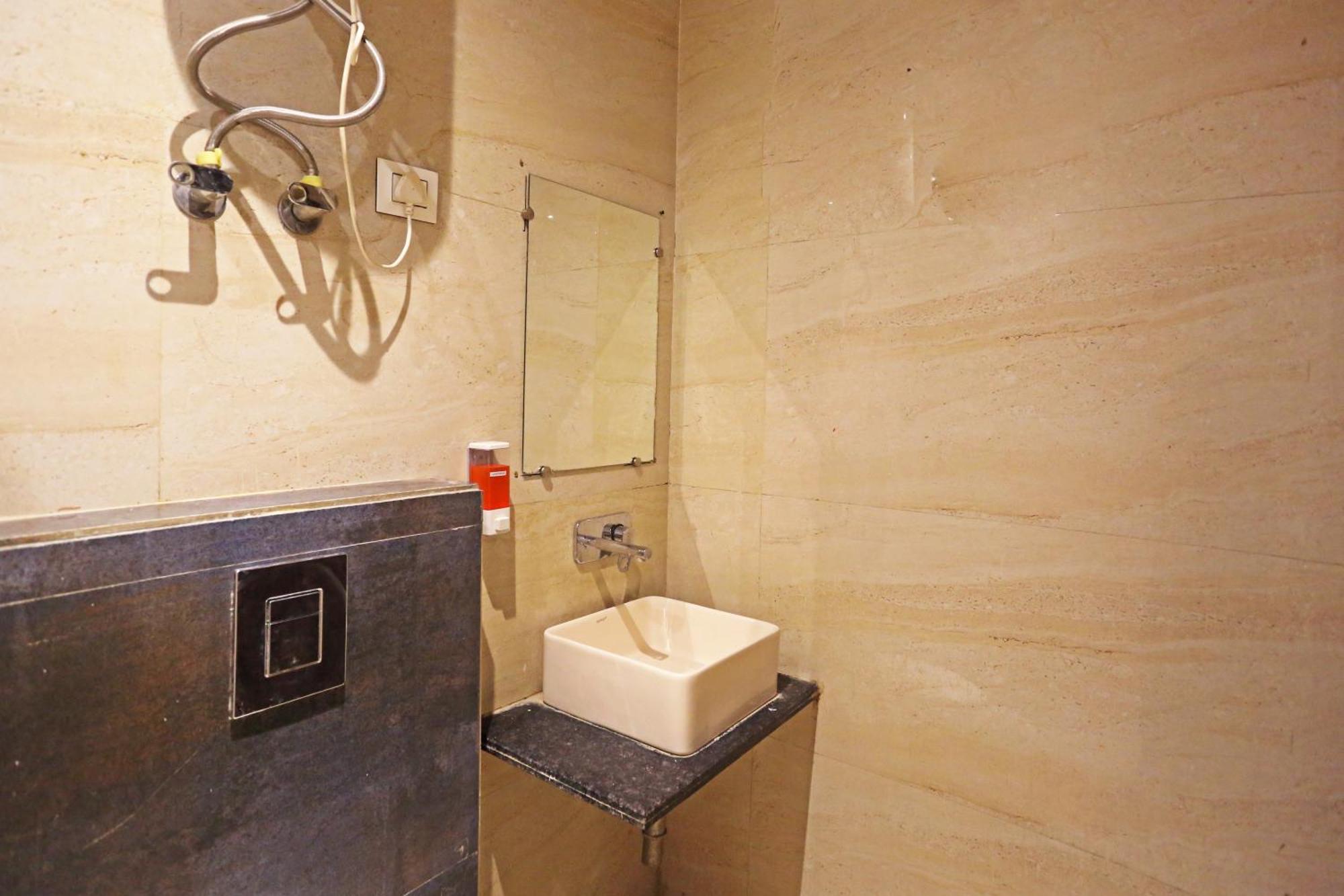 Hotel Iconic Near Delhi Igi International Airport Ню Делхи Екстериор снимка